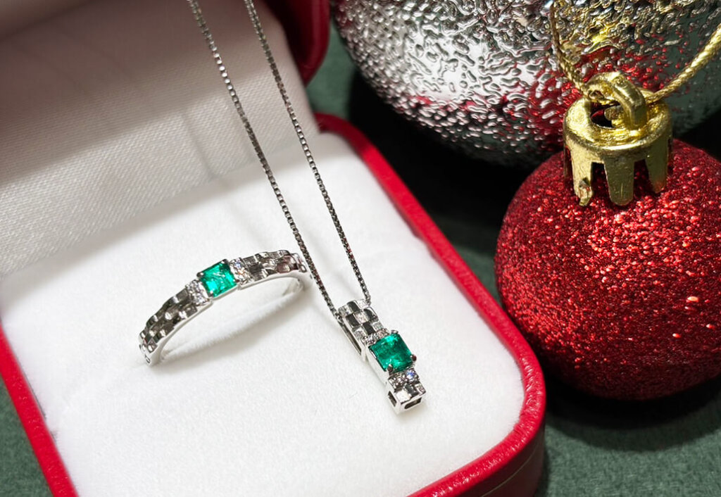 2025クリスマス2点セット_エメラルドリング・ネックレス