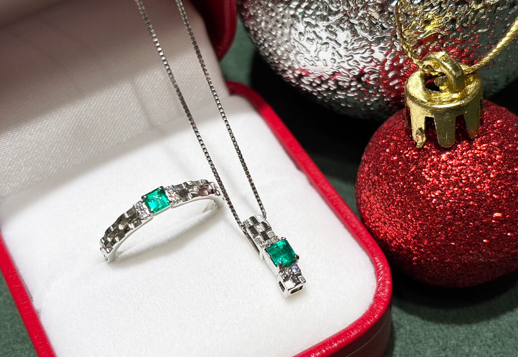 2025クリスマス2点セット＿エメラルドリング・ネックレス